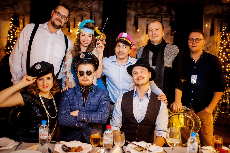 Команда компании празднует Новый год в ресторане Алматы