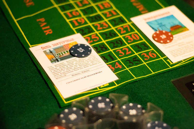 Ведущий развлекает гостей на корпоративе в Almaty