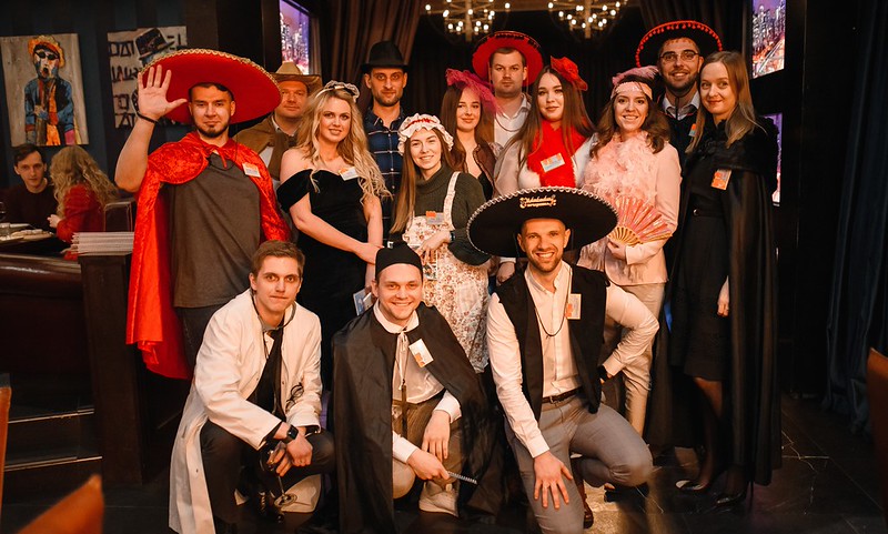 Корпоратив на Новый год в Almaty — празднично украшенный банкетный зал