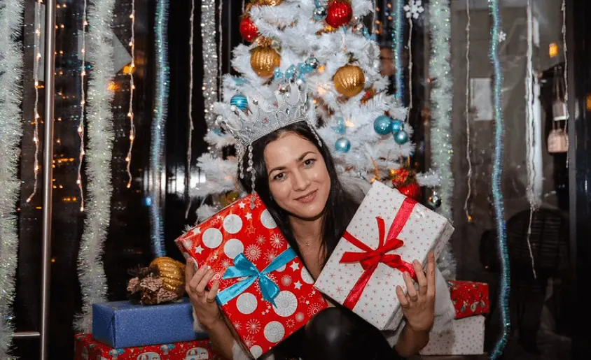 Гайд по идеальному Новому году 2026 с друзьями в Алматы: от квартиры и коттеджа — до квеста и ночного города