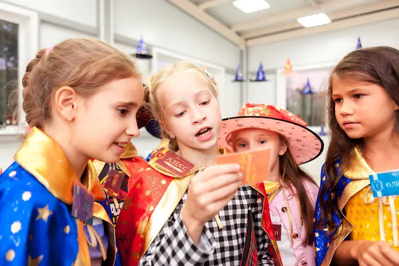 Новый год в Алматы глазами школьников: квесты, игры и секреты организации